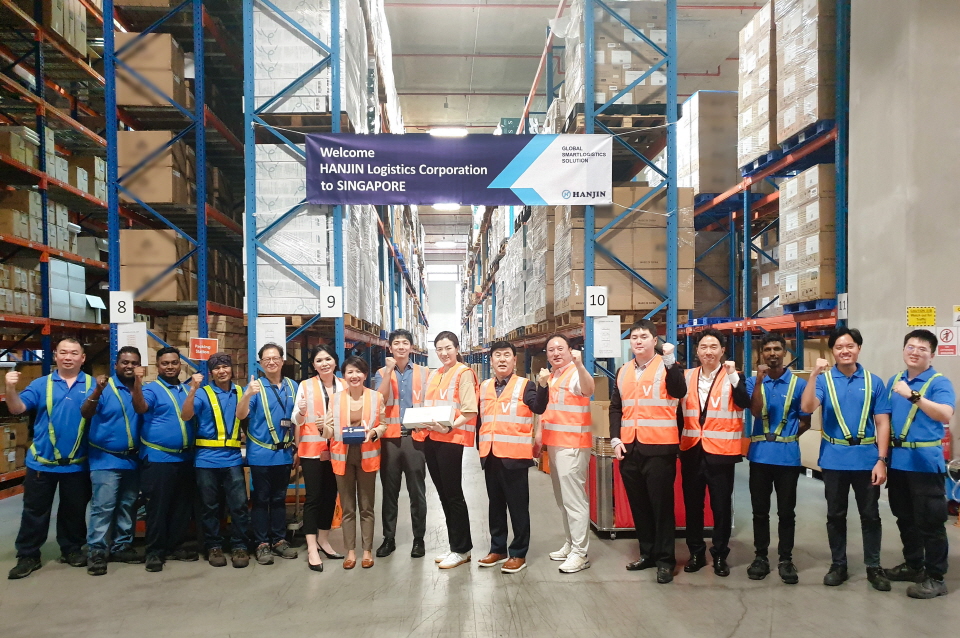한진 경영진이 싱가포르에 위치한 협력사의 물류센터를 방문했다. 좌측 아홉 번째부터 조현민 사장, 노삼석 대표이사 사장. 사진=한진