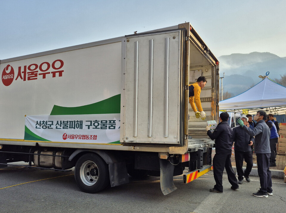 서울우유 구호물품을 하차하고 있는 모습. 사진=서울우유협동조합