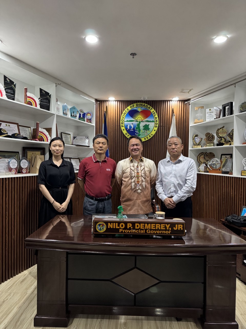 (왼쪽부터) 진천 류(Jinchen Liu) 판허그룹 부책임자(Assistant Manager), 리 빙(Li Bing) 바오리그룹 총괄 매니저(General Manager), 닐로 더메리 주니어 디나가트 주지사, 유샹 류(Youxiang Liu) 판허그룹 총괄 매니저(General Manager)가 기념 사진을 촬영하고 있다.사진=제이스코홀딩스