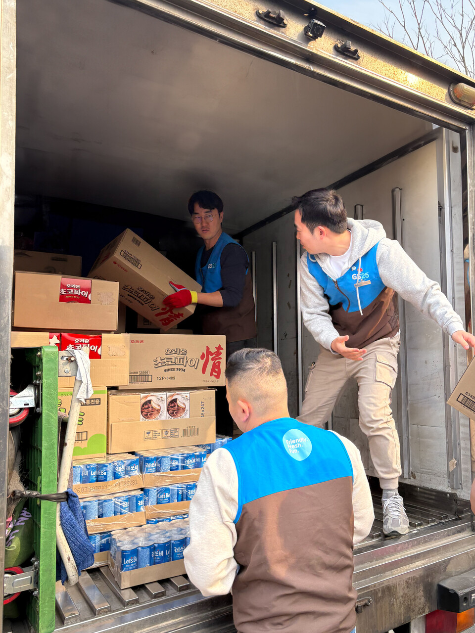 GS리테일 직원들이 산청지역에 구호물품을 전달하고 있다. 사진=GS리테일