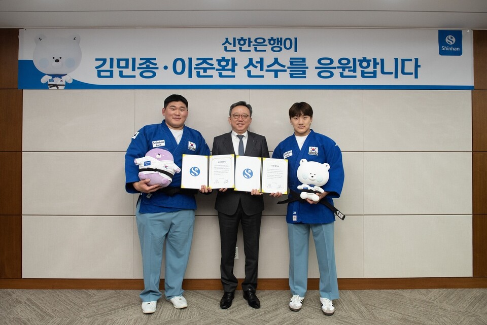 신한은행 정상혁 은행장(가운데), 김민종 선수(왼쪽), 이준환 선수(오른쪽)가 기념 촬영을 하고 있다. 사진=신한은행