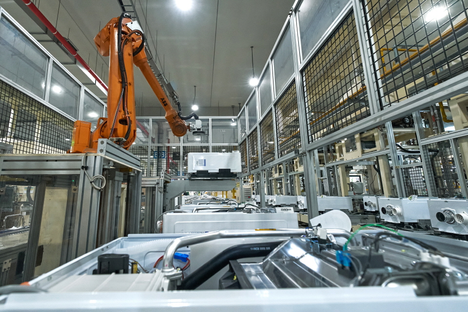 다관절 로봇이 VISION 검사를 진행하고 있다. 사진=경동나비엔