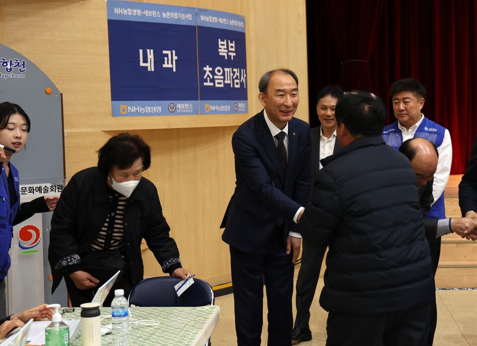 앞서 29일 NH농협생명이 경남 합천군에서 올해 첫 농촌의료지원사업을 실시했다. 박병희 NH농협생명 대표이사가 검진받는 조합원을 살피는 모습. 사진=NH농협생명
