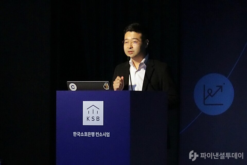 김동호 한국신용데이터(KCD) 대표가 1일 오전 서울 중구 은행회관에서 열린 '한국소호은행, 소상공인을 위한 1번째 은행' 기자간담회에서 향후 비전과 경영 계획을 발표하고 있다. 사진=신수정 기자