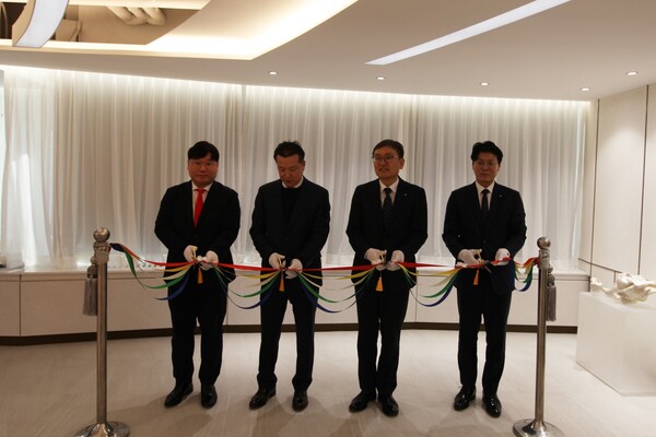 곽봉석 DB증권 대표이사(좌측에서 세번째)가 테이프 컷팅식을 하고 있다. 사진=DB증권
