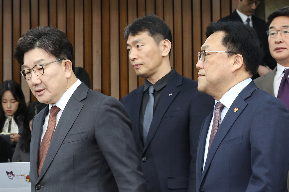 권성동 국민의힘 원내대표(왼쪽)가 지난 7일 서울 여의도 국회에서 열린 '가상자산시장의 건전한 발전을 위한 정책과제' 민당정간담회에서 김병환 금융위원장과 이복현 금융감독원장 등과 참석하고 있다. 사진=연합뉴스