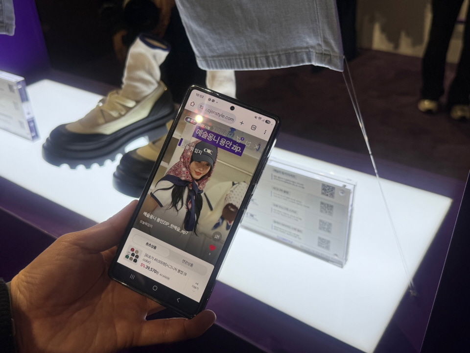 방문객이 자연스럽게 디지털 체험을 할 수 있도록 진열된 상품 옆에는 근거리무선통신(NFC)·전자태그(RFID)가 장착돼 있다. 방문객들은 바로 라이브 방송을 시청할 수 있다. 사진=신용수 기자