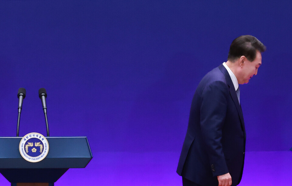 4일 헌법재판소가 윤석열 대통령 탄핵 사건에 대해 인용 선고를 했다. 탄핵 소추 111일, 변론 종결 38일 만이다.사진은 지난해 5월 27일 청와대 영빈관에서 열린 제9차 한일중 정상회의 공동기자회견 뒤 퇴장하는 윤 전 대통령. 사진=연합뉴스