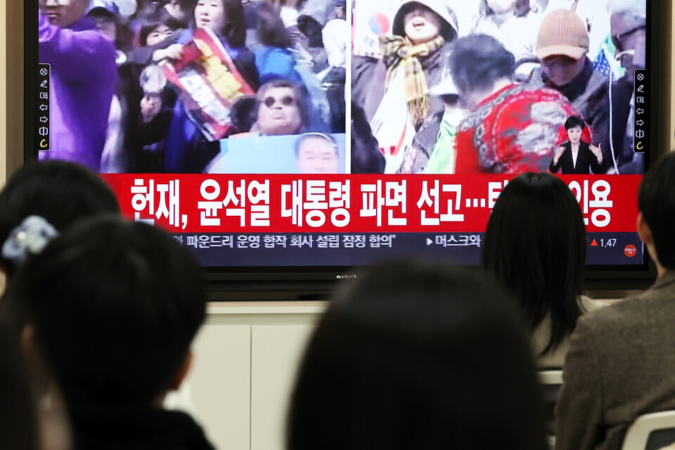 헌법재판소가 윤석열 전 대통령 탄핵 사건에 대해 인용을 선고한 4일 오전 광주 광산구 성덕고등학교에서 방송중계로 탄핵 심판 선고 결과를 학생들이 지켜보고 있다. 사진=연합뉴스