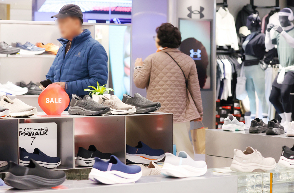 탄핵정국에서 뚜렷한 소비위축이 나타난 만큼 유통업계는 소비심리 회복을 기대하는 모습이지만 상황은 녹록지 않다. 사진은 지난달 28일 서울 중구 롯데백화점 본점에서 시민들이 쇼핑하는 모습. 사진=연합뉴스