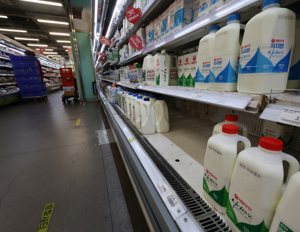홈플러스와 서울우유협동조합(서울우유)이 납품 중단에 따른 책임을 두고 공방전을 벌이고 있다. 사진은 지난달 20일 서울시내 한 홈플러스 매장의 우유판매대. 사진=연합뉴스
