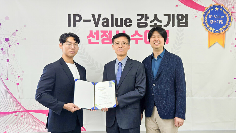 (왼쪽부터)예성혁 진씨커 공동대표, 유봉열 기보 중앙기술평가원 부원장, 허준석 진씨커 공동대표가 선정서 수여식에서 기념촬영을 하고 있다. 사진=기술보증기금