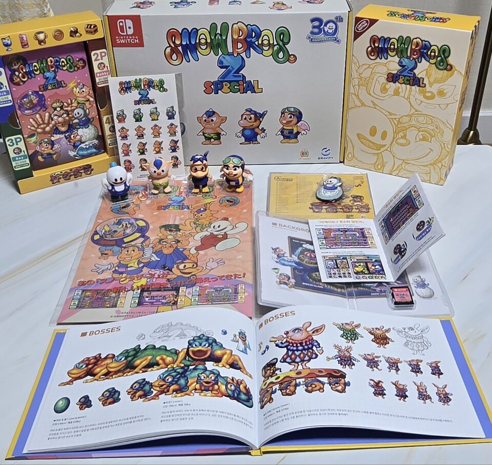 모든 굿즈를 꺼내어 진열한 모습. 소장가치는 충분해 보인다. 