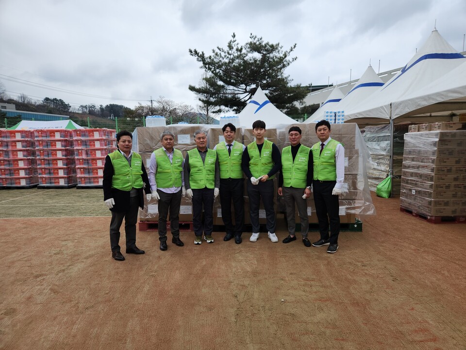 앞서 8일 DB손해보험 대구사업본부 임직원과 설계사들이 경북 청송군청을 방문해 산불 피해 주민들을 위한 구호물품을 전달하고 있다. 사진=DB손해보험