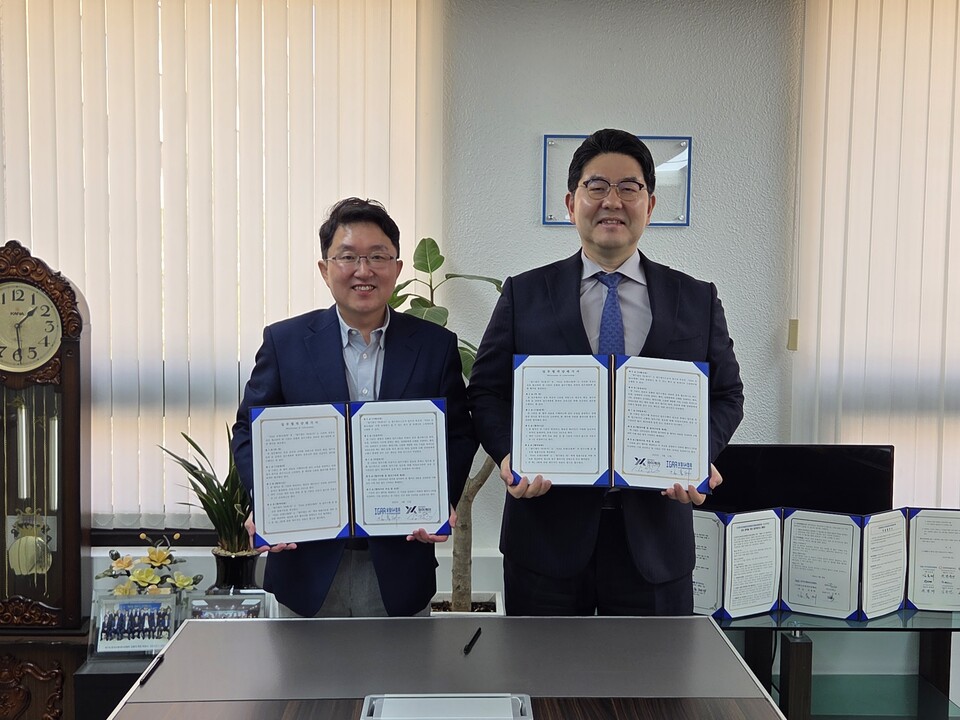 (왼쪽부터) 김용태 협회장과 강경훈 대표변호사가 업무협약 후 기념촬영을 하고 있다. 사진=한국보험대리점협회