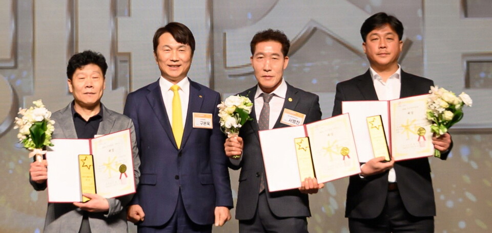 KB손해보험은 앞서 11일 서울 서초구 JW메리어트 호텔 서울 그랜드볼룸에서 ‘2025 상생 페스티벌’ 행사를 개최했다. 구본욱 KB손해보험 사장(왼쪽에서 두번째)과 2025 협력업체 연도대상 수상자들이 기념사진을 찍고 있다. 사진=KB손해보험