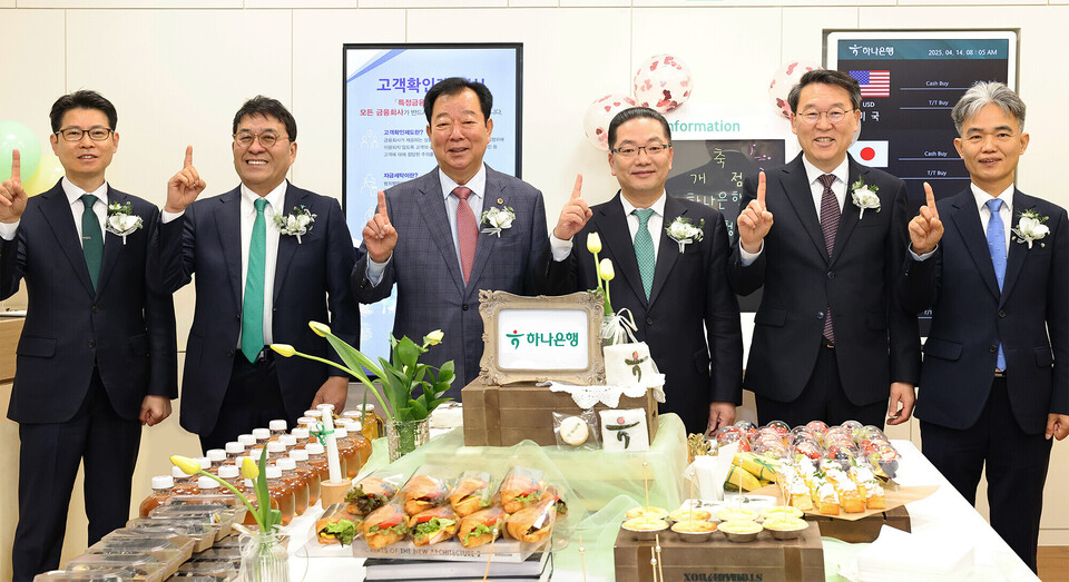 (왼쪽부터)양영렬 경기영업본부 지역대표, 김진우 중앙영업그룹 부행장, 임상오 경기도의회 안전행정위원회 위원장, 이호성 하나은행장, 김상수 경기도청 자치행정국장, 류영용 경기도 세정과 과장이 기념 촬영을 하고 있다. 사진=하나은행