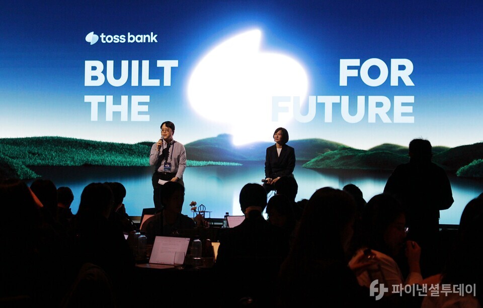 이은미 토스뱅크 대표가 기자간담회 직후 기자들의 질문을 받고 있다. 사진=신수정 기자