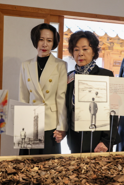 장혜선 롯데재단 이사장(왼쪽)과 신영자 롯데재단 의장(오른쪽)이 ‘상전 신격호 展’을 살펴보고 있다. 사진=롯데재단