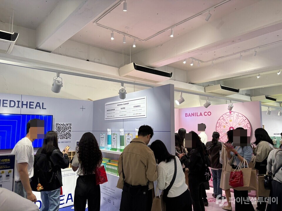 각 부스에서 이벤트를 참여하는 관람객들. 사진=허서우 기자