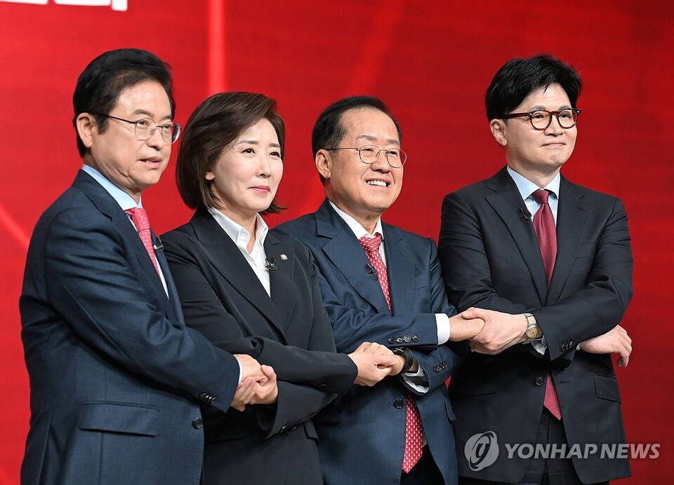 20일 서울 강서구 ASSA아트홀에서 열린 국민의힘 제21대 대통령 후보자 1차 경선 조별 토론회에서 B조 후보들이 시작 전 기념 촬영을 하고 있다. 왼쪽부터 이철우·나경원·홍준표·한동훈 후보. 사진=연합뉴스