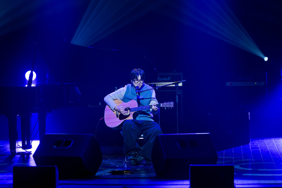 대상 및 CJ문화재단상 수상자 가수 우시가 9일 서울 관악구 관악아트홀에서 열린 제35회 CJ와함께하는유재하음악경연대회에서 공연을 선보이고 있다. (2024.11.9) 사진=CJ문화재단