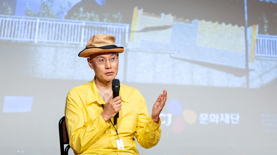 서도호 작가가 17일 서울 종로구 아트선재센터에서 열린 신작 다큐멘터리 ‘연결하는 집, 런던’ 특별 상영회 중 작가와의 대담에서 질문에 답하고 있다. (2024.8.17) 사진=CJ문화재단