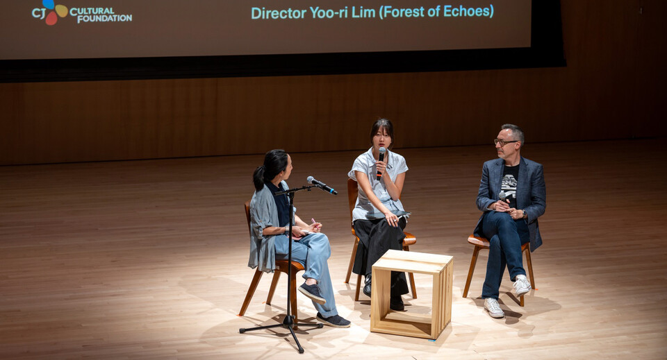 23일 미국 뉴욕한국문화원에서 열린 스토리업쇼츠: 북미에서 ‘메아리’ 임유리 감독이 고란 토팔로비치 전 뉴욕아시아영화제 집행위원장과 관객과의대화를 진행하고 있다. (2024.8.23) 사진=뉴욕한국문화원, 강태욱