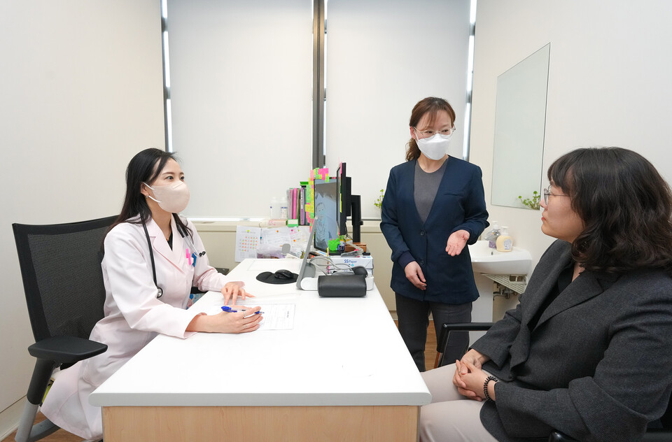 교보생명의 ‘간호사 병원동반 서비스’를 이용 중인 고객이 의료진의 설명을 듣고 있다. 사진=교보생명