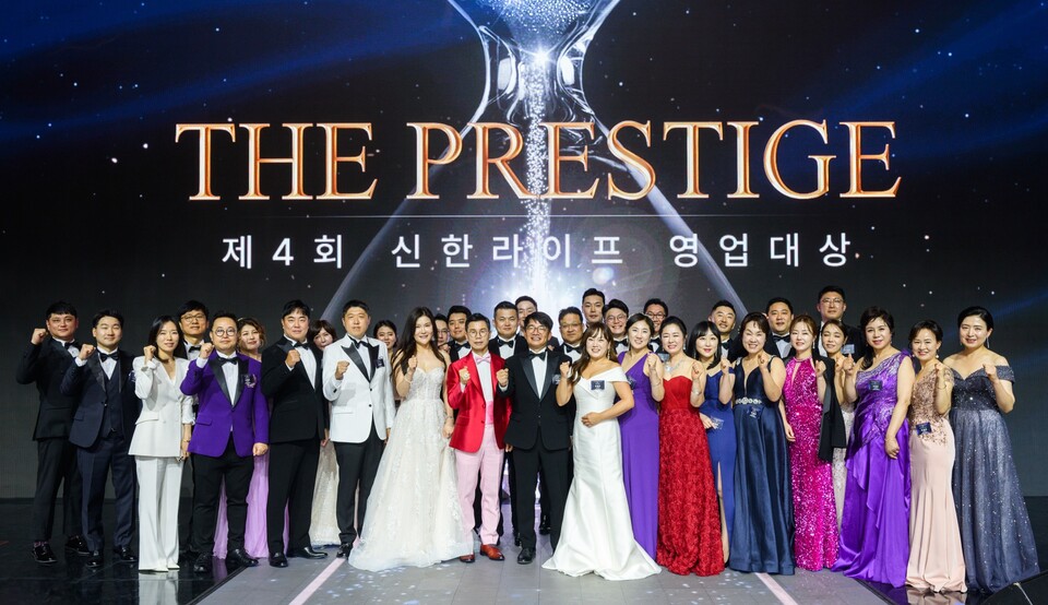 앞서 17일 인천 인스파이어 엔터테인먼트 리조트에서 열린 ‘2025 신한라이프 영업대상’ 시상식에서 이영종 사장(앞줄 왼쪽에서 여덟 번째)이 수상자 및 관계자들과 기념 촬영을 하고 있다. 사진=신한라이프