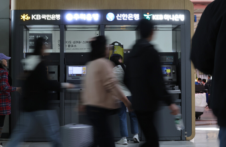시민들이 서울 시내에 설치된 4대 은행 현금인출기(ATM) 앞을 지나고 있다. 사진=연합뉴스