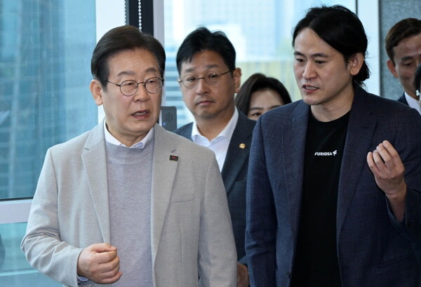 이재명 더불어민주당 대선 예비후보가 지난 14일 서울 강남구 퓨리오사AI에서 백준호 퓨리오사AI 대표와 대화하며 이동하고 있다. 사진=연합뉴스