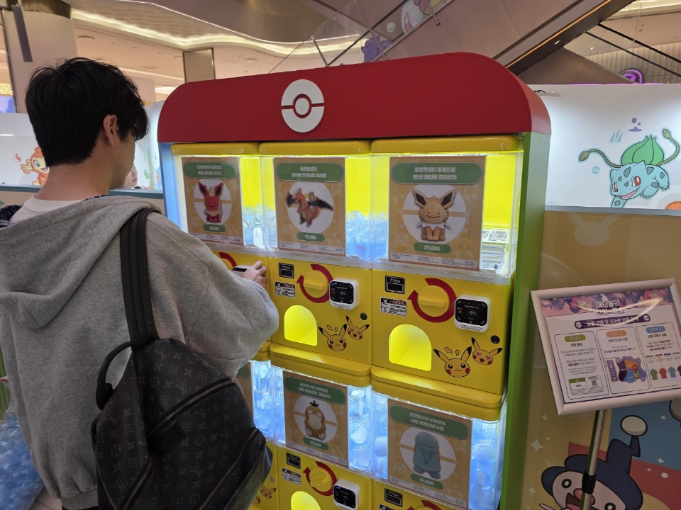 굿즈를 구입하려는 참관객. 사진=신용수 기자