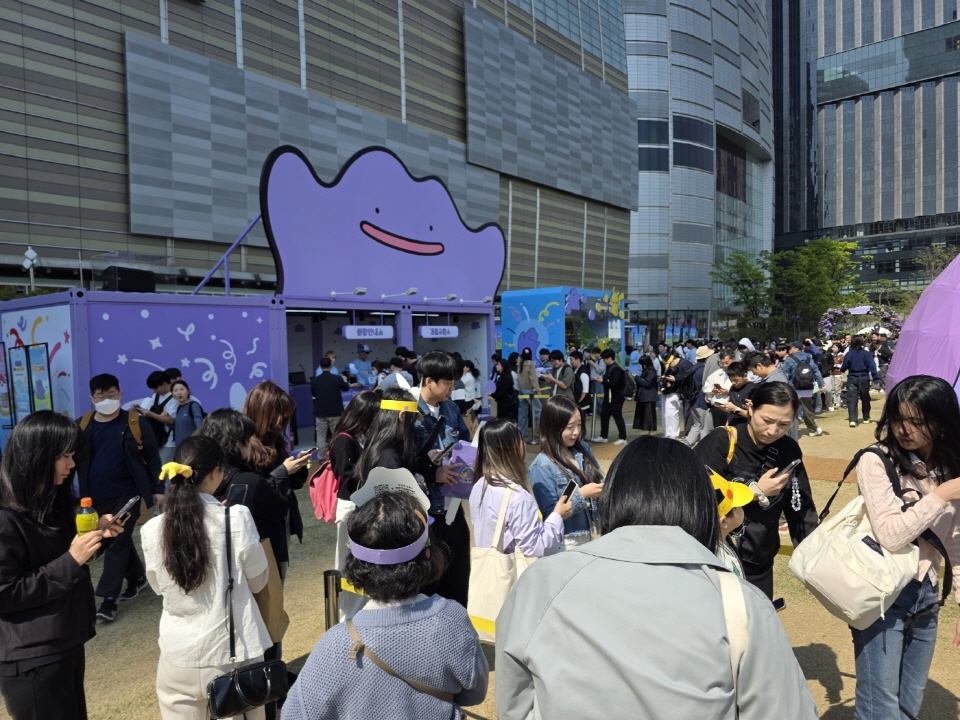 롯데그룹은 25일부터 다음달 18일까지 서울시 송파구 롯데월드타워와 롯데월드몰, 석촌호수 등 잠실 일대에서 ‘포켓몬타운 2025 위드 롯데(포켓몬타운 2025)’를 개최한다. 사진=신용수 기자