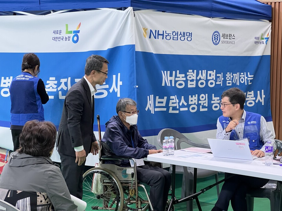 NH농협생명이 26일 강원도 홍천군 홍천농협 관내에서 2025년 두 번째 농촌의료지원사업을 실시했다. 사진은 검진받는 조합원을 살피는 김기동 NH농협생명 부사장의 모습. 사진=NH농협생명