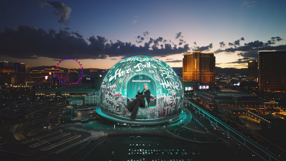 스피어(Sphere)에 연출된 원 스피릿, 원 팀(One Spirit, One Team)광고 캠페인 모습.사진=하나금융그룹