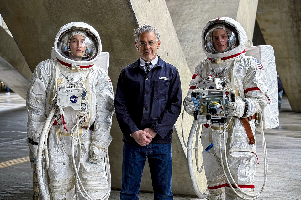 작가 톰 삭스(가운데)가 DDP에서 포즈를 취하고 있다. 사진=조슈아 화이트