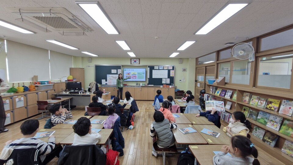 지난달 24일 서울 강솔초등학교에서 열린 올해 첫 ‘푸름이 이동환경교실’에서 학생들이 미세먼지 관련 환경 수업을 받고 있다. 사진=교보생명