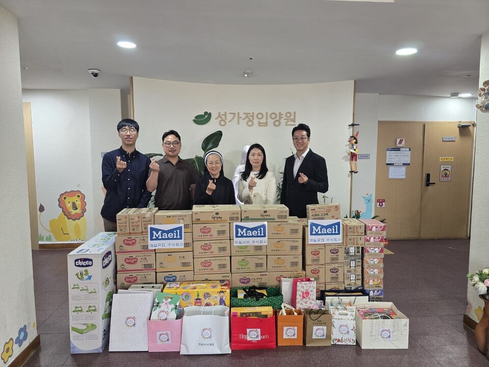 어린이날 맞아 성가정입양원에 후원물품을 전달하는 모습. 사진=매일유업