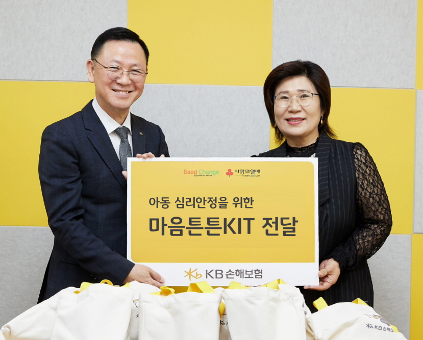 앞서 1일, 경기도 의정부시 클나무지역아동센터에서 ‘마음튼튼 KIT 전달식’을 진행하며, 황인석 KB손해보험 스타즈 배구단 단장(왼쪽)과 권경미 의정부지역아동센터연합회 회장(오른쪽)이 기념사진을 찍고 있다. 사진=KB손해보험