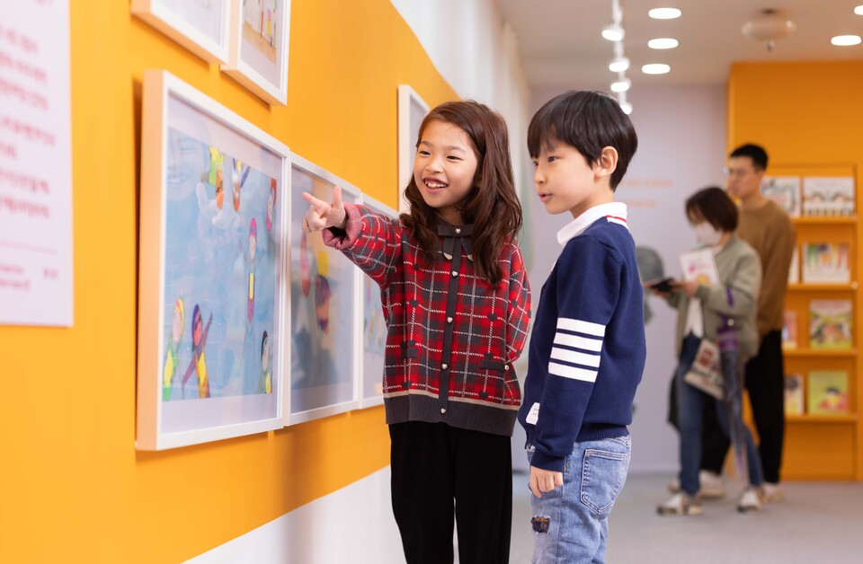 현대해상이 앞서 1일부터 광화문 광장에서 ‘어린이 미술 전시회’를 운영 중이다. 이날 전시회를 방문한 어린이들이 염혜원 작가의 작품을 감상하고 있다. 사진=현대해상