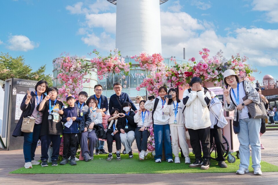 교보생명 임직원으로 구성된 ‘교보다솜이 사회봉사단’이 지난달 11일 종로구 성터지역아동센터의 어린이들과 함께 N서울타워 체험활동 후 기념사진을 찍고 있다. 사진=교보생명