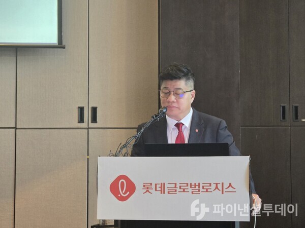 강병구 롯데글로벌로지스 대표가 21일 서울 여의도 콘래드호텔에서 열린 IPO 기자간담회에서 발표하고 있다. 사진=최정화 기자