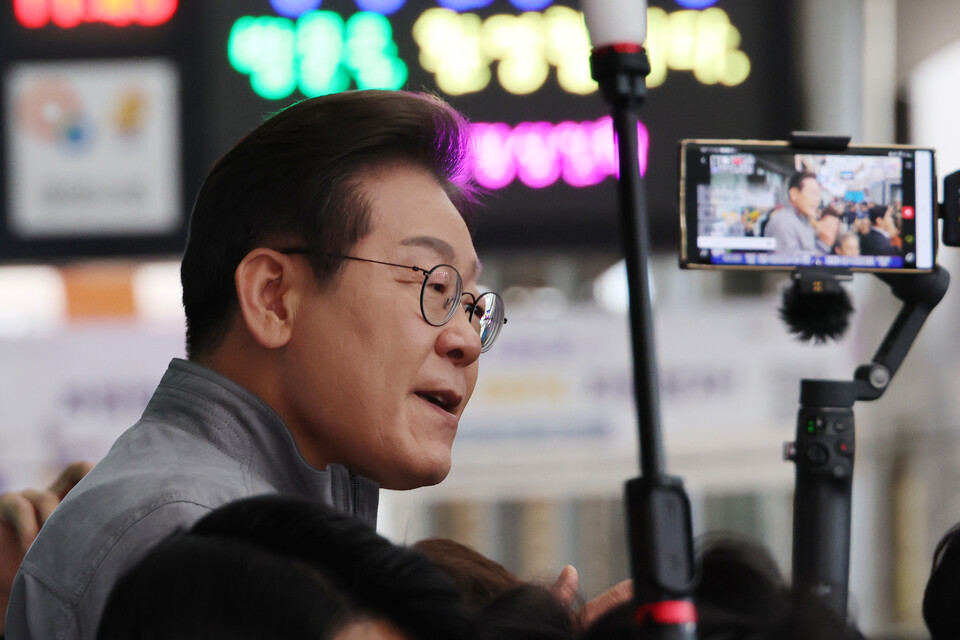 이재명 더불어민주당 대선 후보가 '골목골목 경청투어' 사흘째인 3일 강원도 양양군 양양시장에서 도민들에게 지지를 호소하고 있다. 사진=연합뉴스