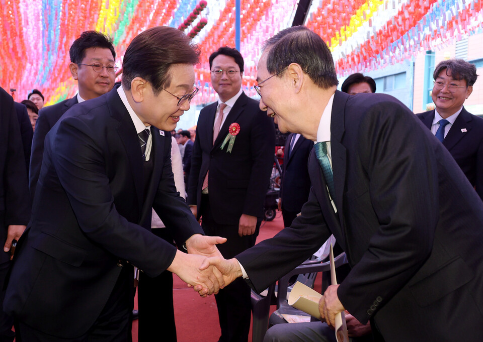 이재명 더불어민주당 대선 후보와 한덕수 무소속 대선 예비후보가 5일 서울 종로구 조계사에서 열린 불기 2569년 부처님오신날 봉축법요식에서 인사하고 있다. 사진=연합뉴스