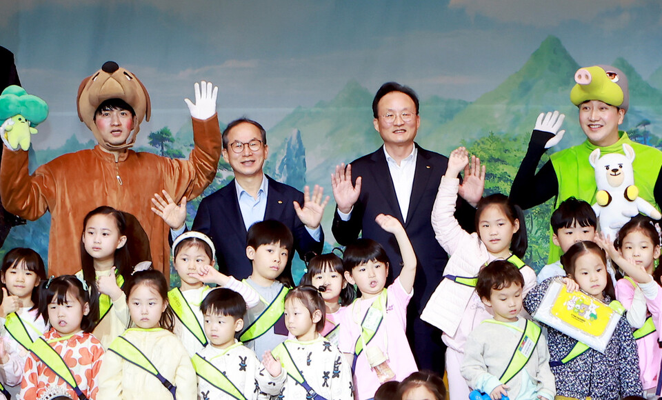 지난 2일 여의도 KB국민은행 신관 다목적홀에서 진행된 어린이날 기념행사에서 양종희 KB금융그룹 회장과 이환주 KB국민은행장이 아이들과 기념 촬영을 하고 있다. 사진=KB금융