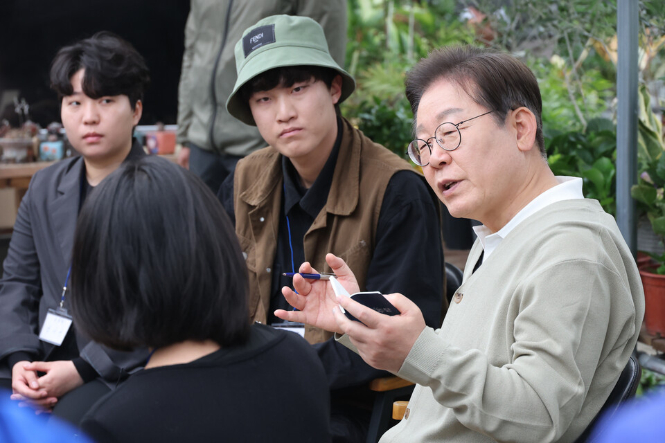 이재명 더불어민주당 대선 후보가 ‘골목골목 경청투어’ : 국토종주편에 나선 6일 충북 보은군 화훼농원 ‘숲결’에서 열린 충북 청년 농업인 간담회에서 인사말을 하고 있다. 사진=연합뉴스