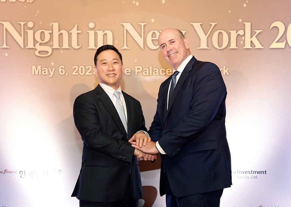 김성환 한국투자증권 사장(왼쪽)과 하비 슈워츠(Harvey M. Schwartz) 칼라일그룹 CEO가 6일(현지시간) 미국 뉴욕에서 개최한 글로벌IR 행사 ‘KIS Night in New York 2025’에서 기념촬영을 하고 있다. 사진=한국투자증권