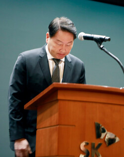 최태원 회장이 7일 오전 브리핑을 통해 고개를 숙이고 있다. 사진=SK텔레콤