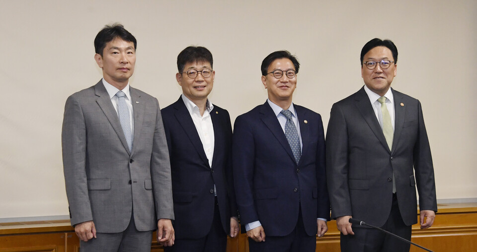 기획재정부 장관 직무대행인 김범석 제1차관(왼쪽 세 번째)이 8일 서울 중구 은행회관에서 열린 '' 시작에 앞서 참석자들과 기념 촬영하고 있다. 사진=연합뉴스